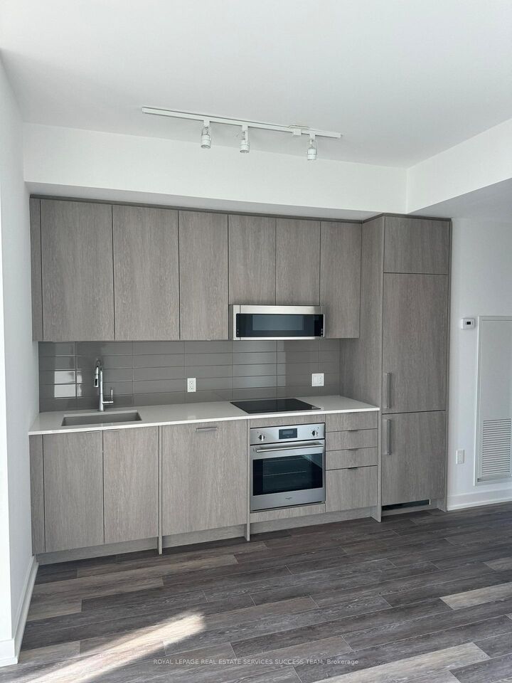 Property Photo: 250 Lawrence Avenue W 618 ON M5M 1B2