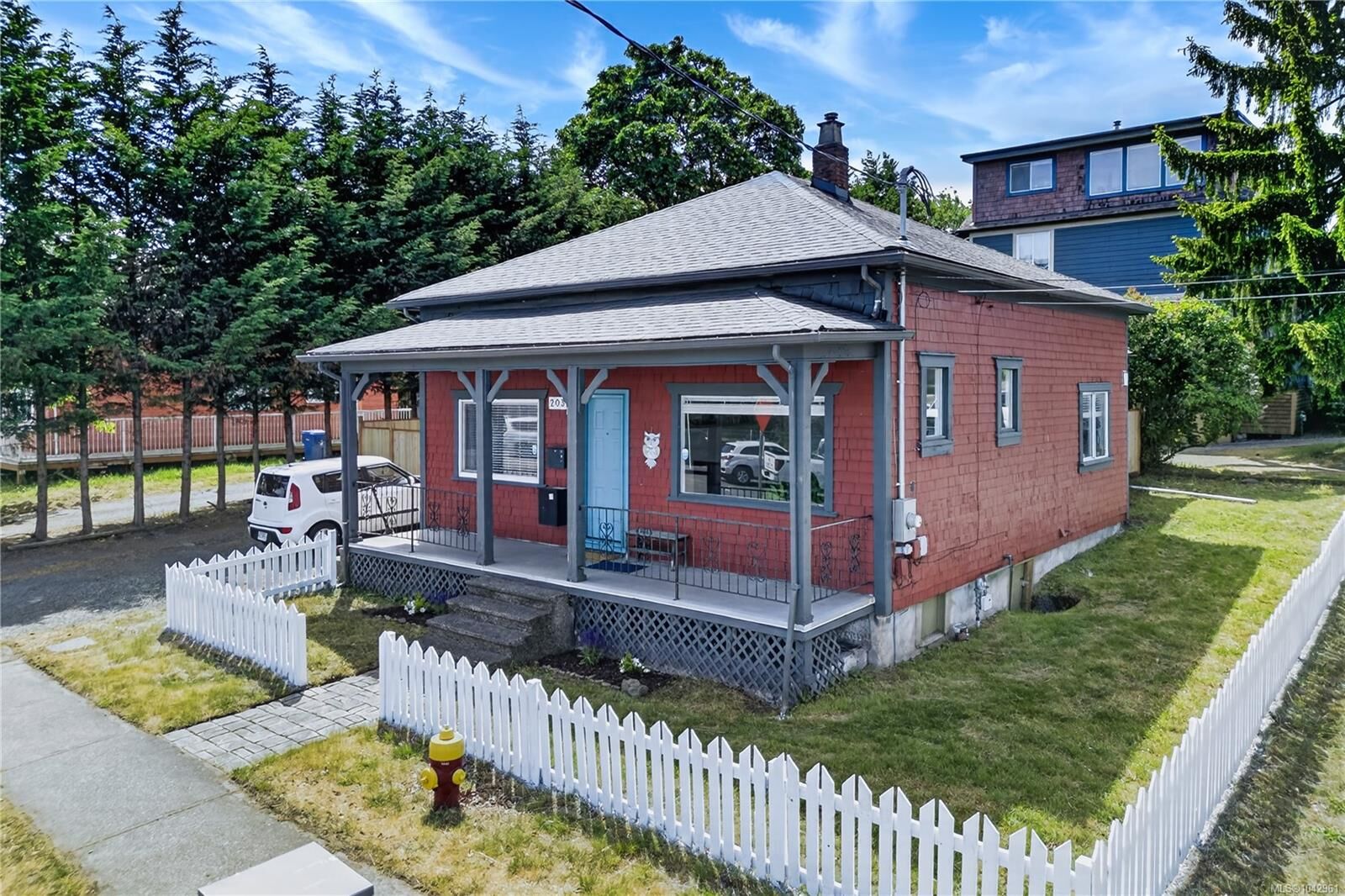 Property Photo: 203 Prideaux St BC V9R 2M9