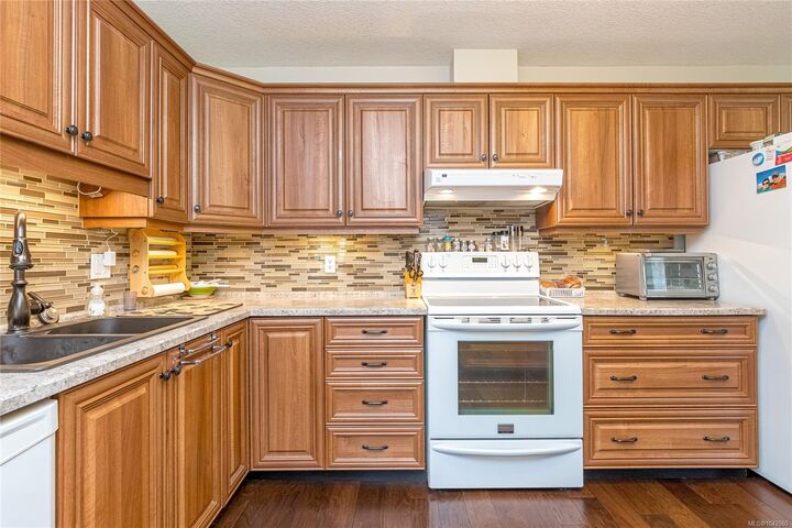 Property Photo: 626 Delcourt Ave BC V9G 1N9