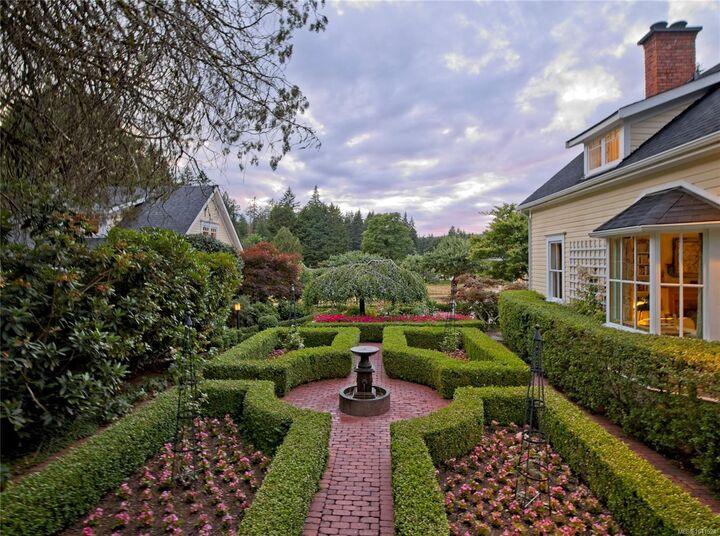 Property Photo: 346 Robinson Rd BC V8K 1P7