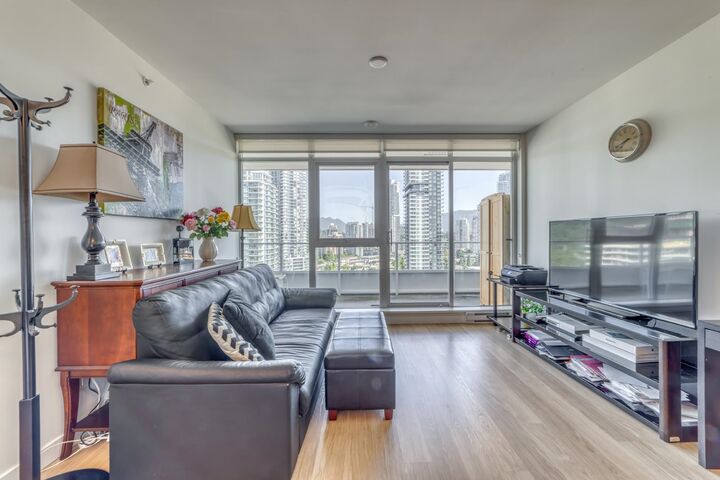 Property Photo: 525 Foster Avenue 1904 BC V3J 0H6
