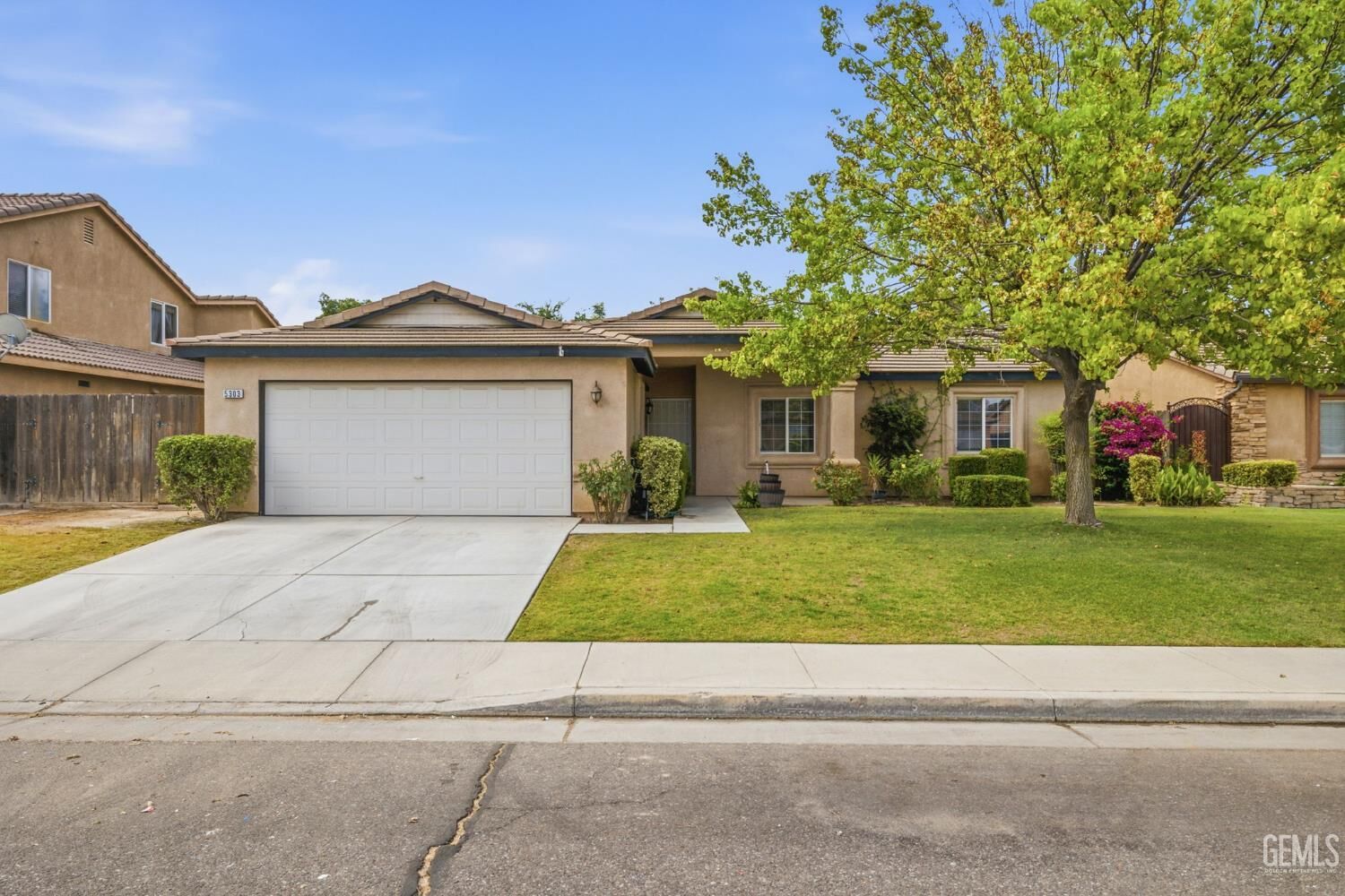 Property Photo:  5303 El Palacio Drive  CA 93307 