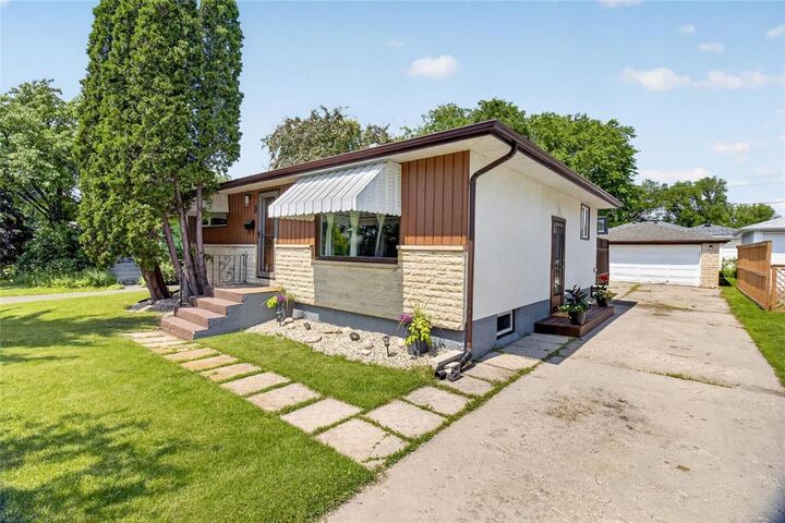 Property Photo:  9 Virden Crescent  MB R2C 2A3 