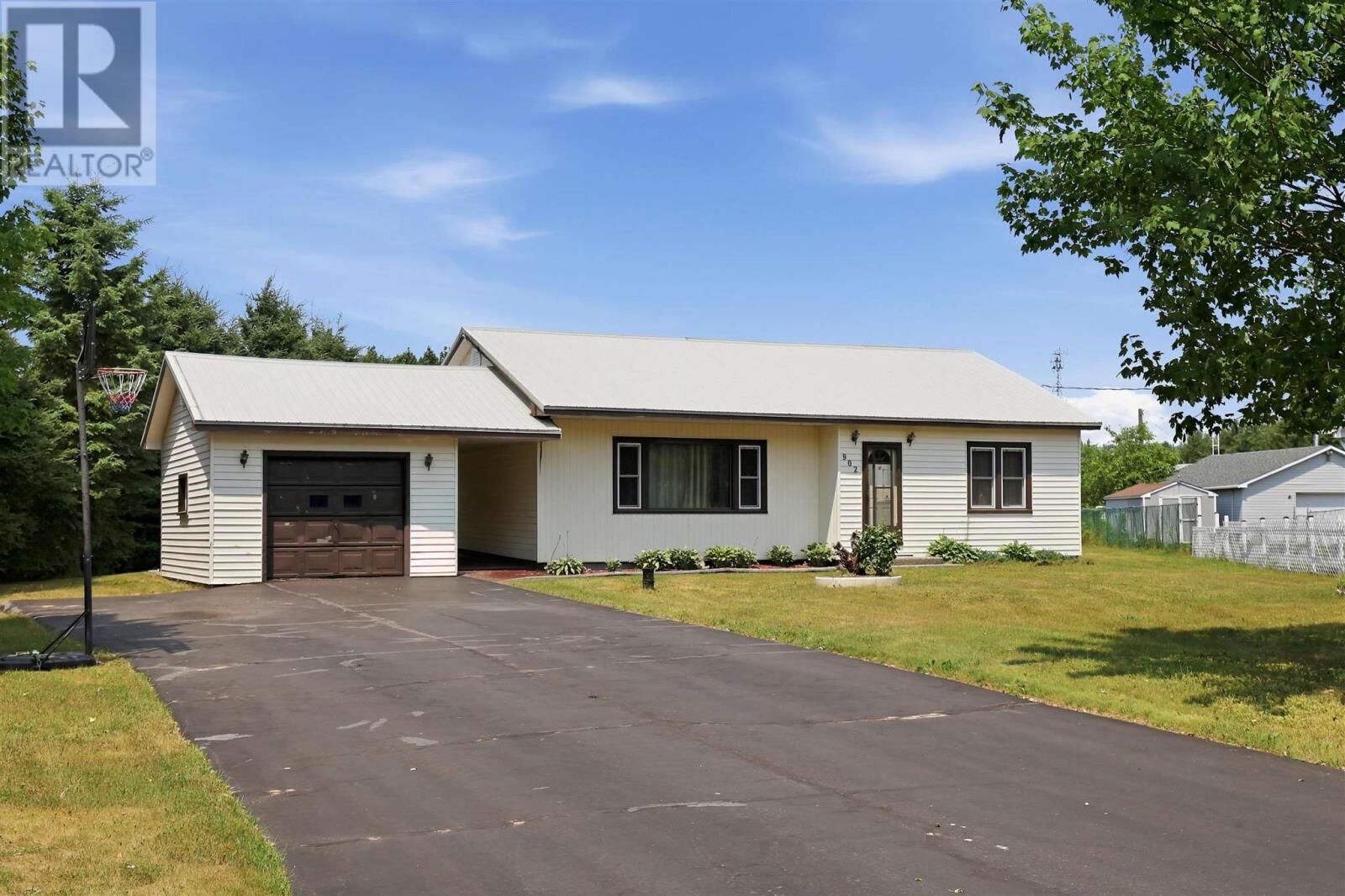 Property Photo:  902 Frontenac St  ON P6A 5K9 