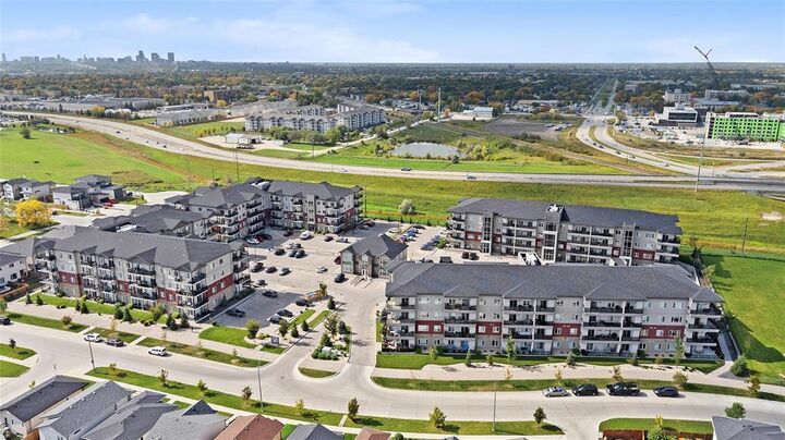 Property Photo: 60 Philip Lee Drive MB R3W 0R2