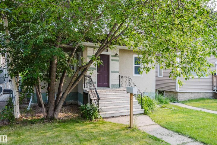Property Photo:  10623 76 Avenue NW  AB T6E 1L6 