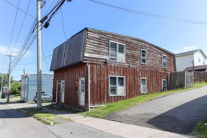 304 Carmarthen Street — photo 1