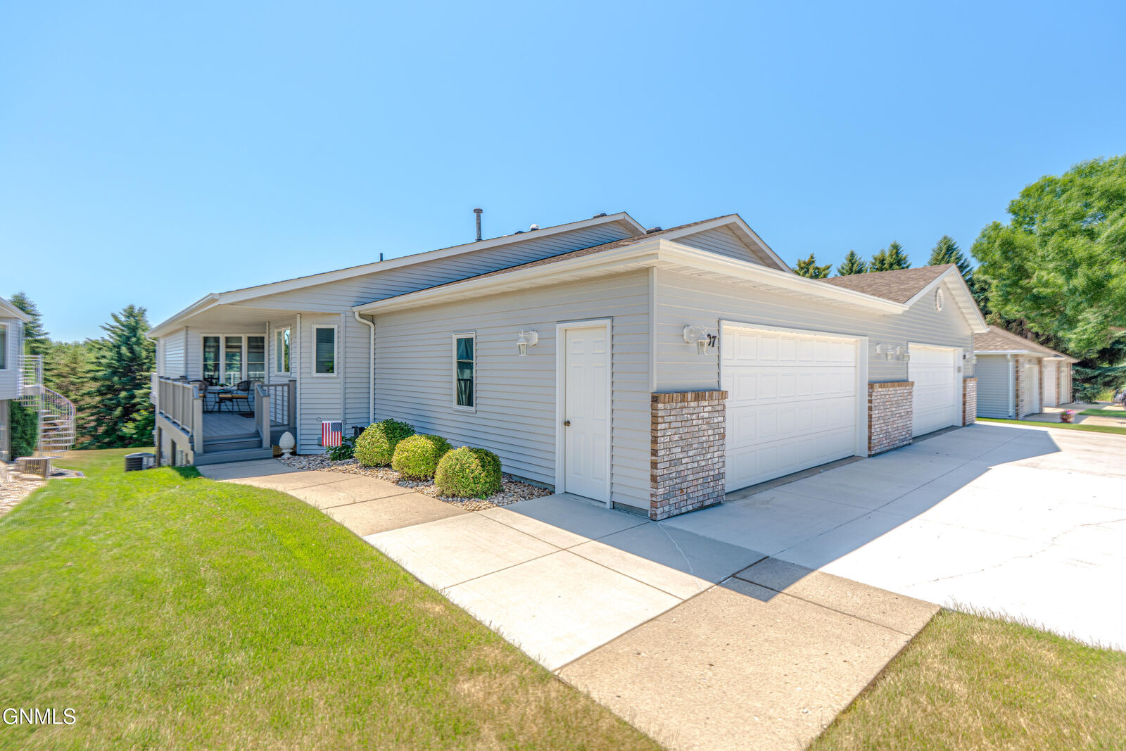 Property Photo:  207 Aspen Avenue  ND 58503 