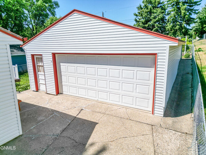 Property Photo:  2124 D Avenue E  ND 58501 