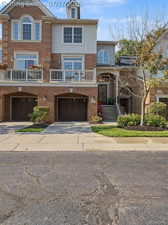 Property Photo:  37561 Newburgh Park Circle  MI 48152 1373 