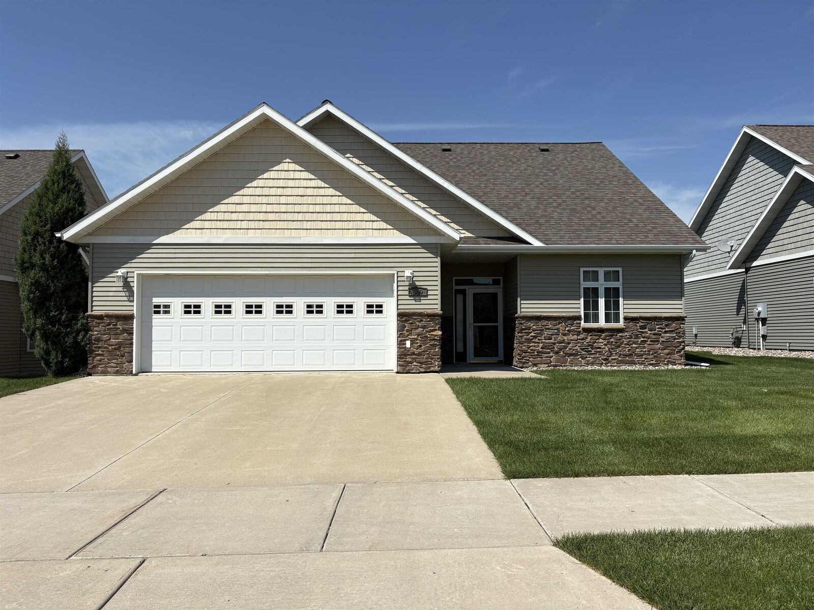 Property Photo:  909 Sycamore Ave SE  ND 58701 