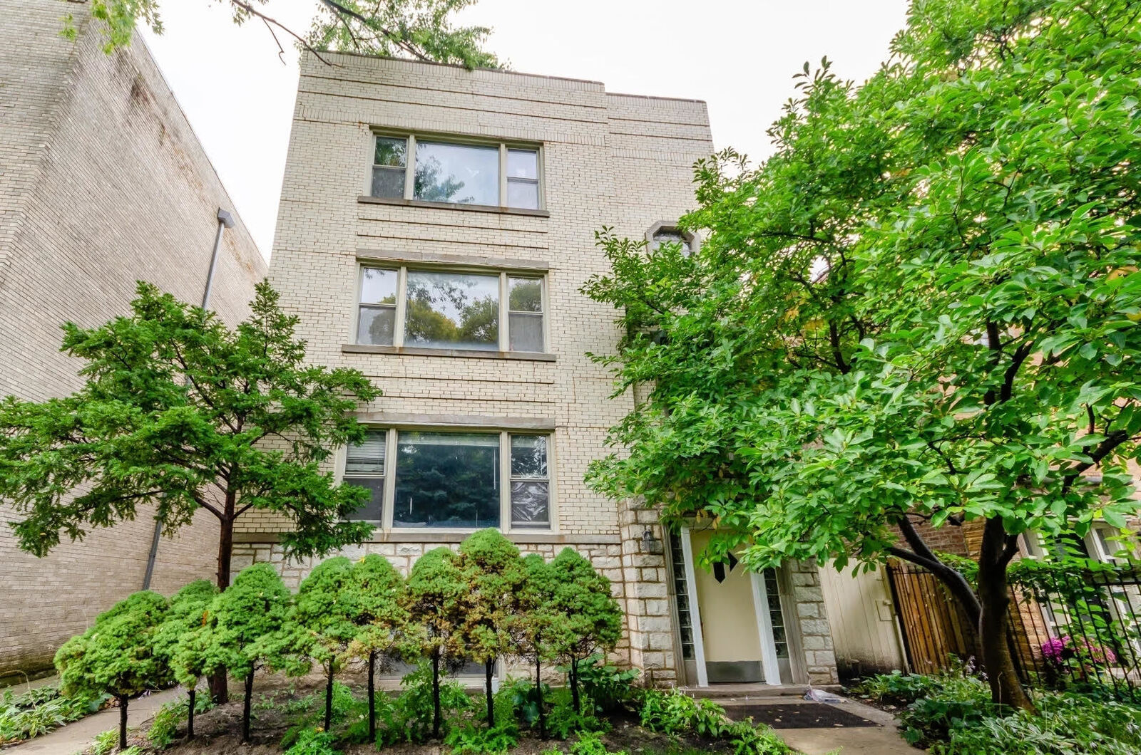 Property Photo: 6128 N Francisco Avenue IL 60659