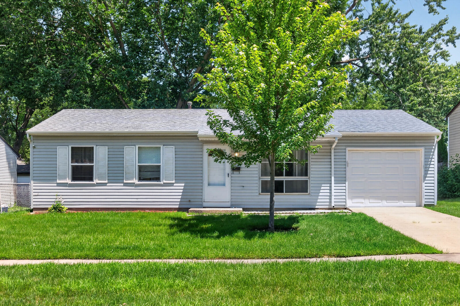 Property Photo:  103 Willow Road  IL 60107 