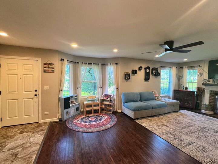 Property Photo:  115 E Fabish Drive 115  IL 60089 