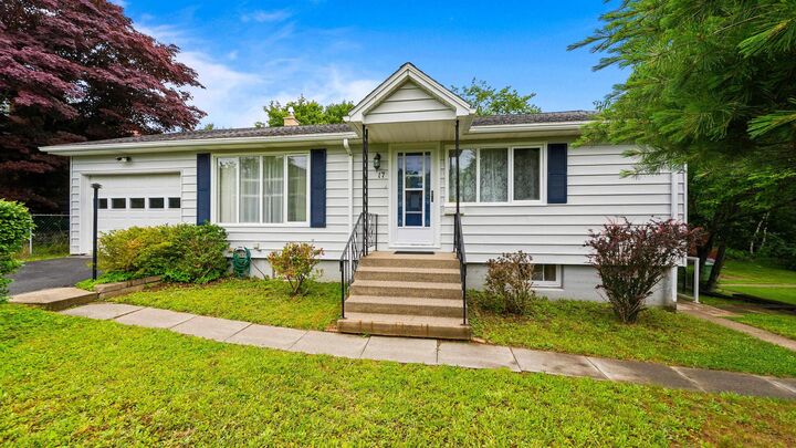 17 Forward Avenue — photo 1