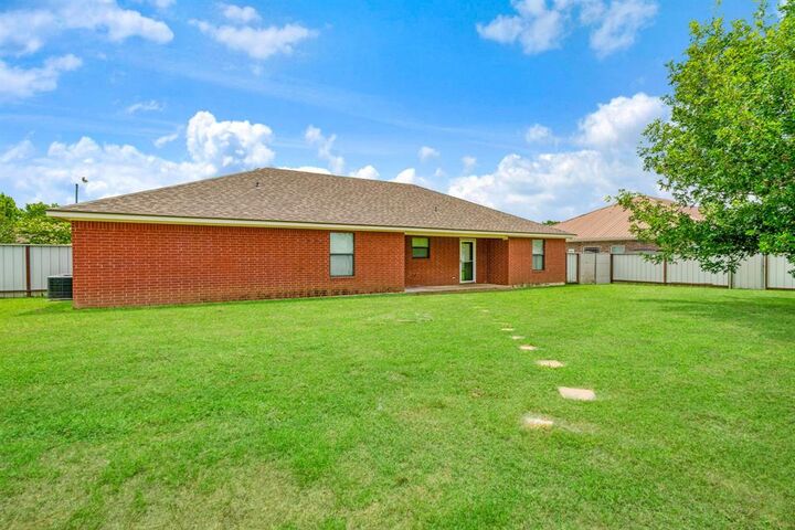 Property Photo:  140 SE 49th Street  TX 75462 