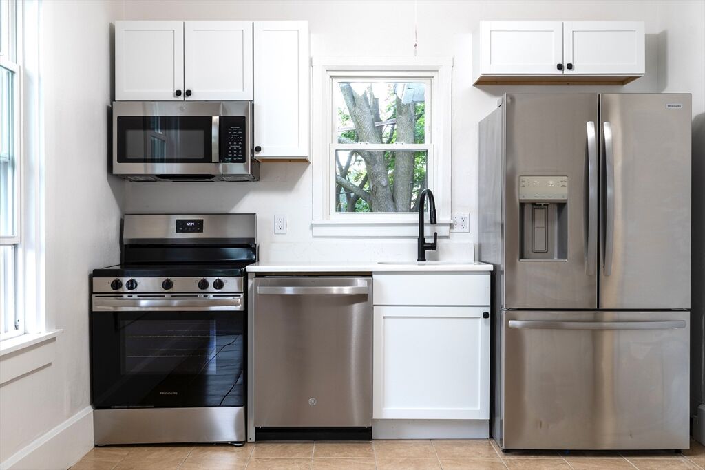 Property Photo: 5 Stoneland Rd 2 MA 01603