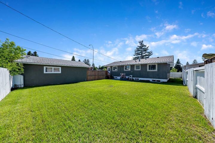629 Agate Crescent SE — photo 1