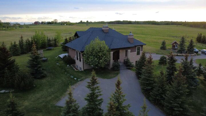 Property Photo: 31210 Woodland Way AB T3R 1G5