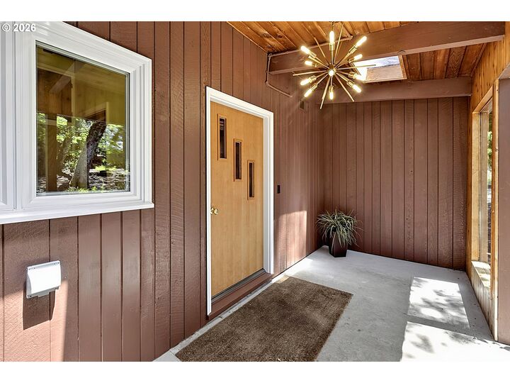 Property Photo: 65 W 35th Pl OR 97405