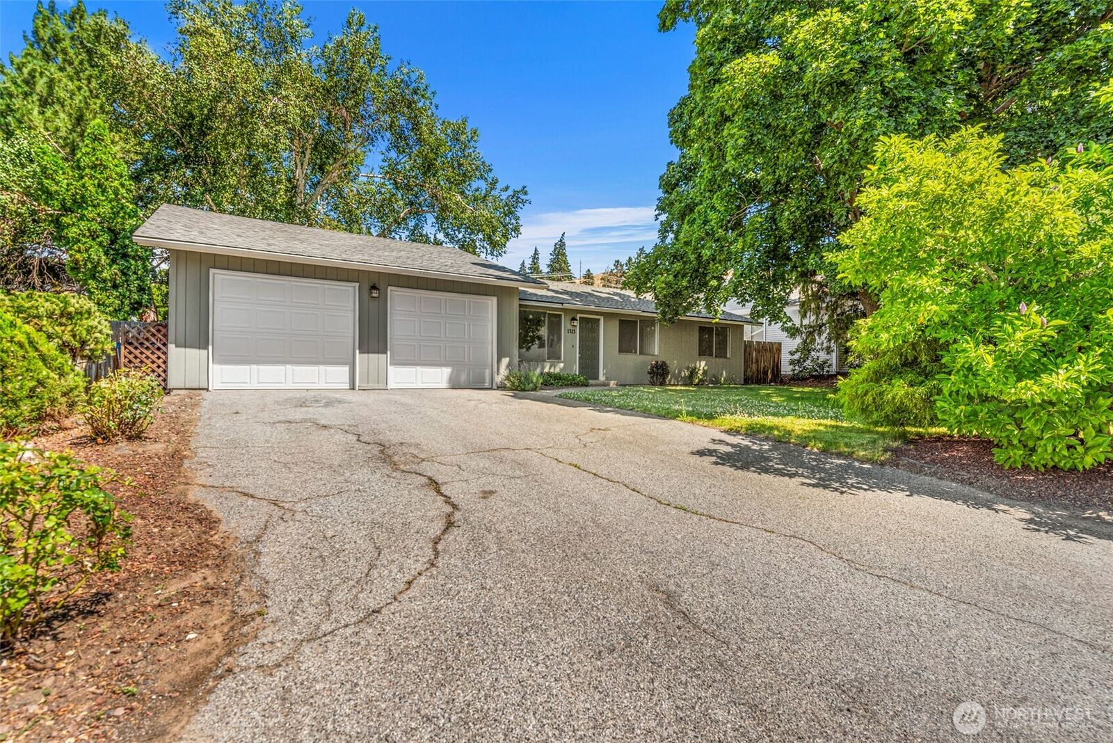 Property Photo: 1313 Bel Air Drive WA 98802