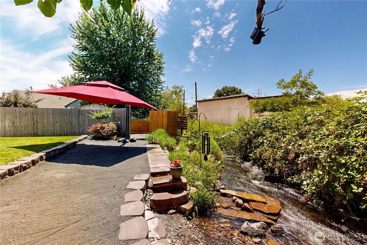 Property Photo:  905  Cowl Street  OR 97862 