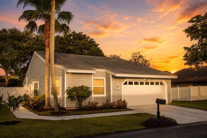 Property Photo:  8 Hawthorne Lane  FL 33426 