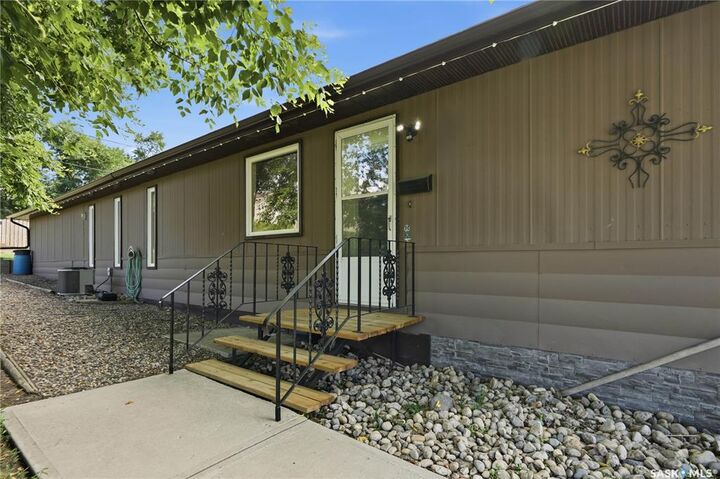 Property Photo: 236 Osborne Avenue SK S0G 4C0