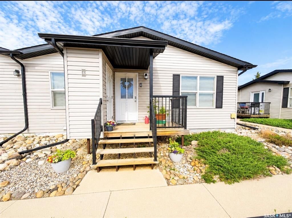 Property Photo: 1275 S Railway Avenue E 4 SK S9H 5P3