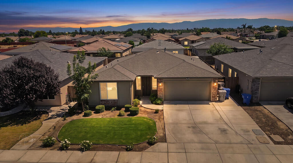 Property Photo: 1309 Eagle Creek Street CA 93307