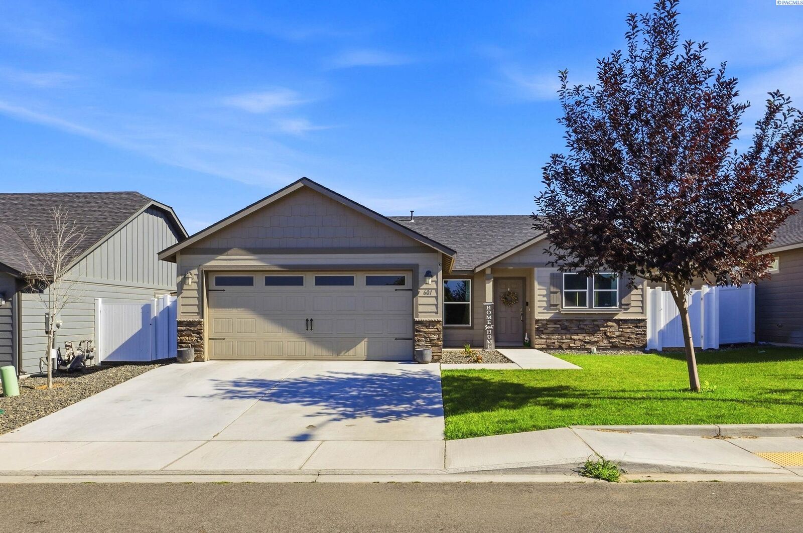 Property Photo: 601 Marysville Way WA 99352