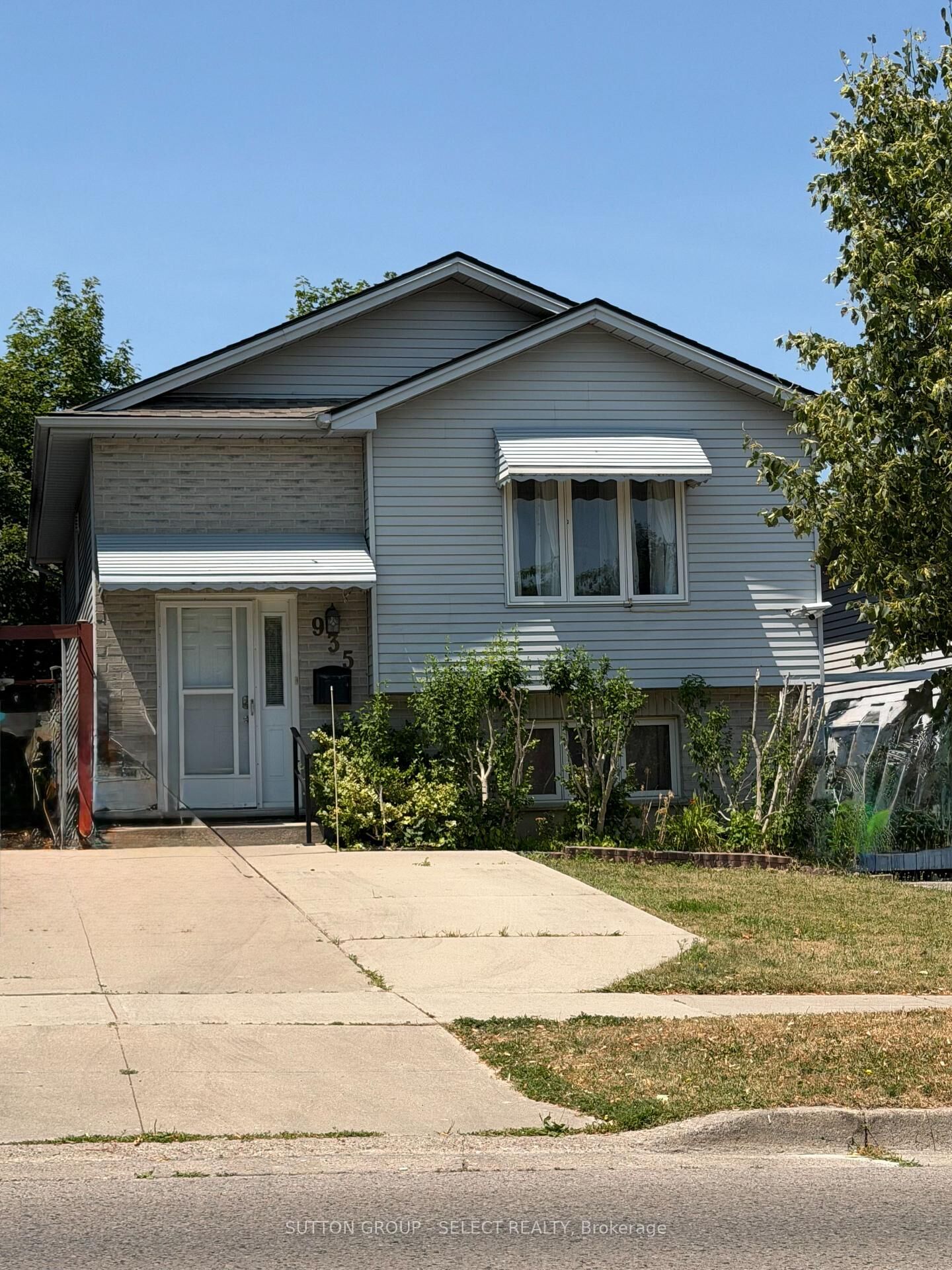 Property Photo: 935 Lawson Road ON N6G 4X4