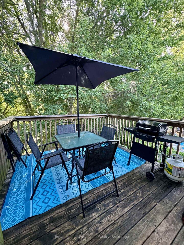 Property Photo: 19 Briardale Boulevard ON K8V 6R1