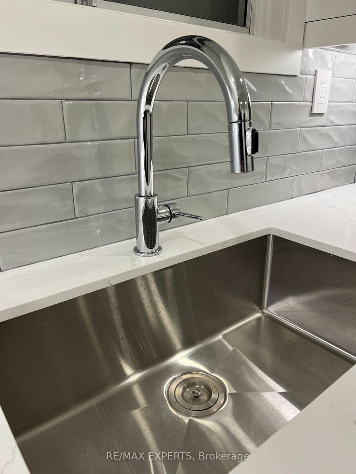 Photo de la propriété: 101 Kenwood Avenue 1 ON M6C 2S1