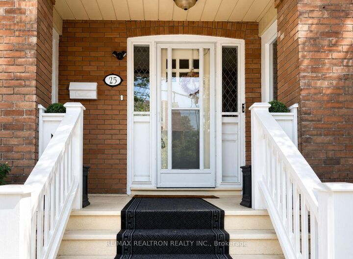 Property Photo: 25 Ranleigh Avenue B ON M4N 1X2