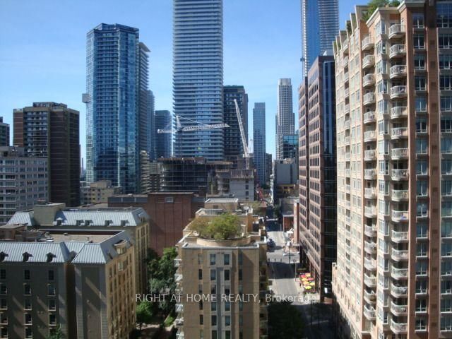 Property Photo:  28 Ted Rogers Way 1506  ON M4Y 2J4 