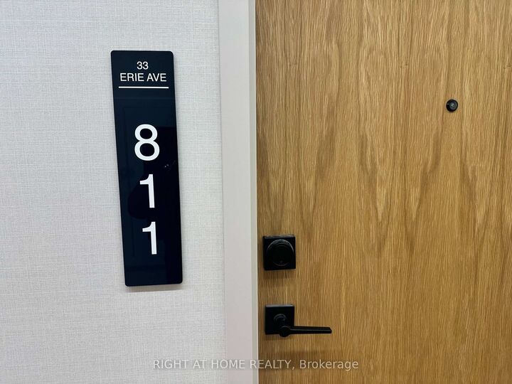 Property Photo:  33 Erie Avenue 811  ON N3S 0K7 