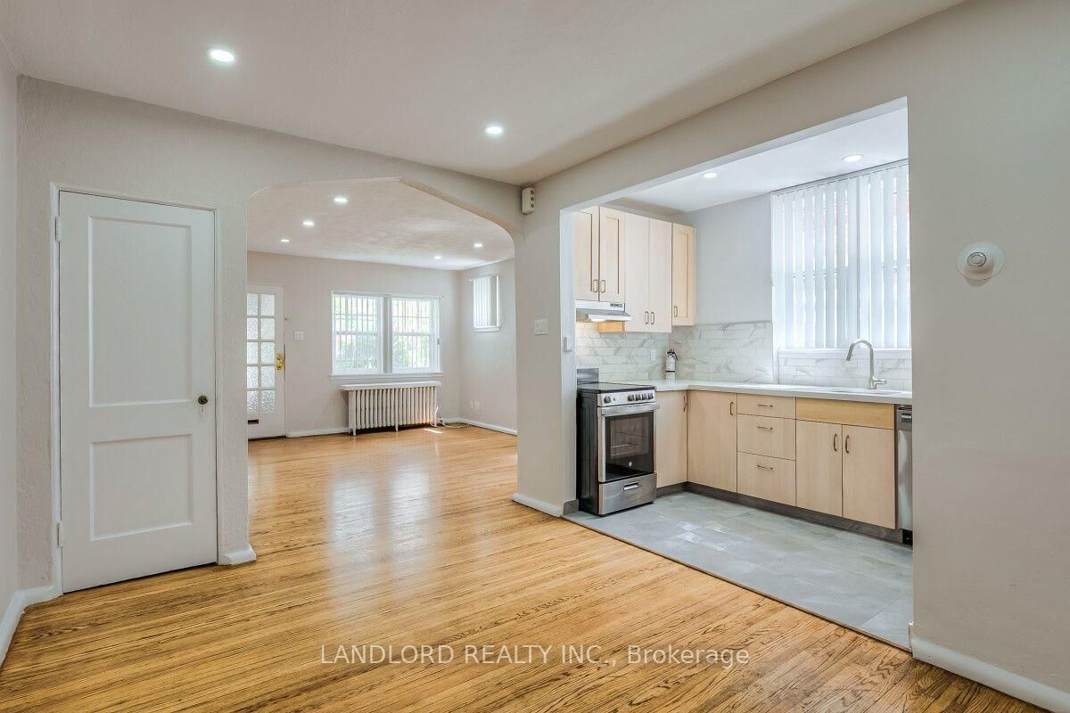 Property Photo:  16 Acacia Road Lower  ON M4S 2K4 