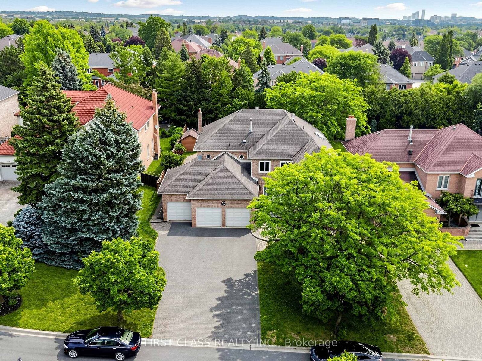 Property Photo: 9 Westpoint Court ON L4B 2V6