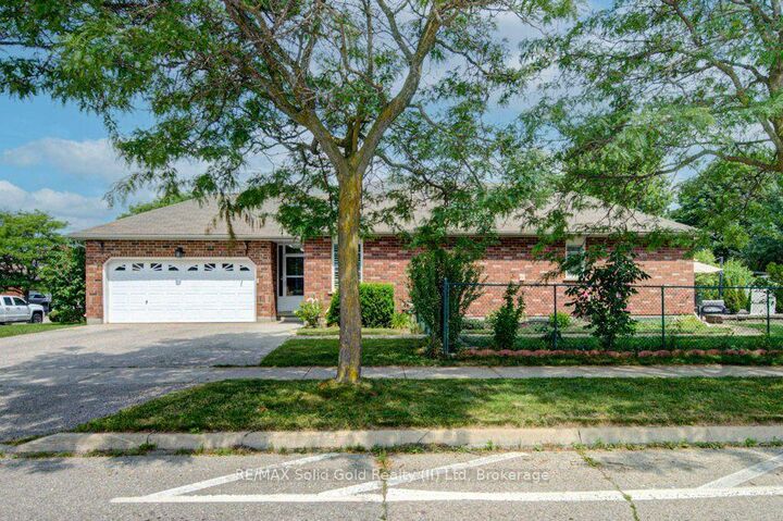 Property Photo:  330 Lake Louise Boulevard  ON N2V 2H4 