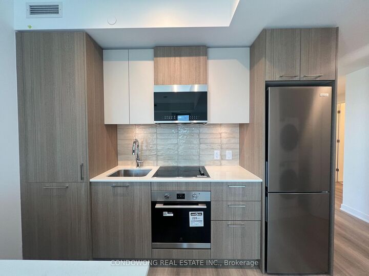 Property Photo: 10 Oak Street 2203 ON M5A 0Z1