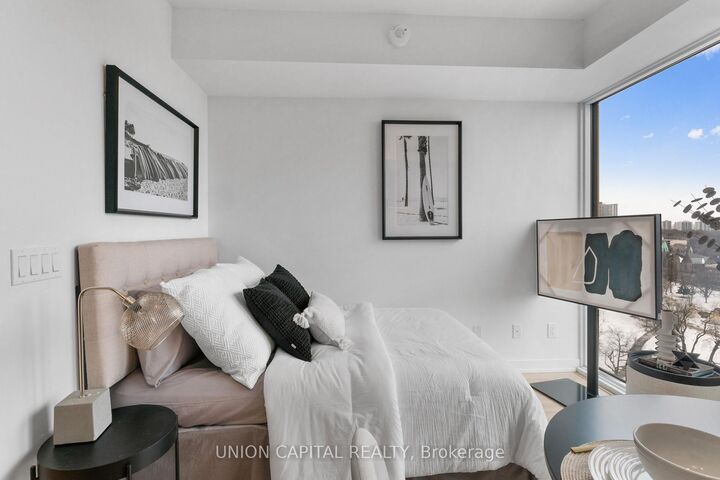 Property Photo:  319 Jarvis Street 1612  ON M5B 0C8 