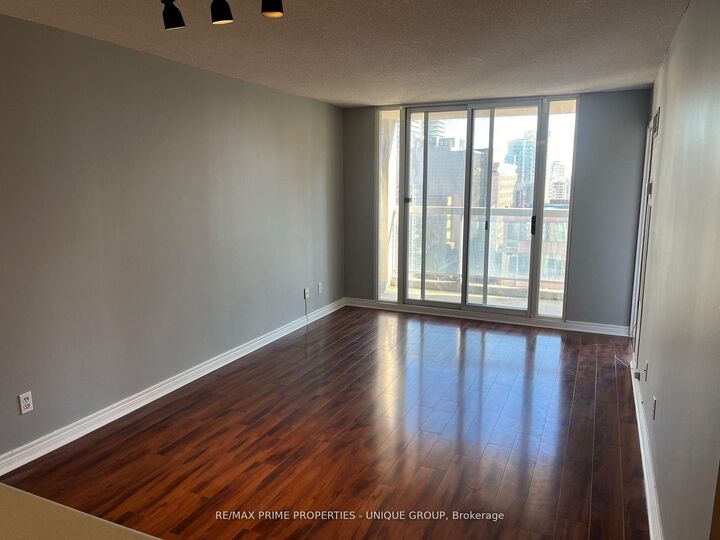 Property Photo:  43 Eglinton Avenue E 1506  ON M4P 1A5 