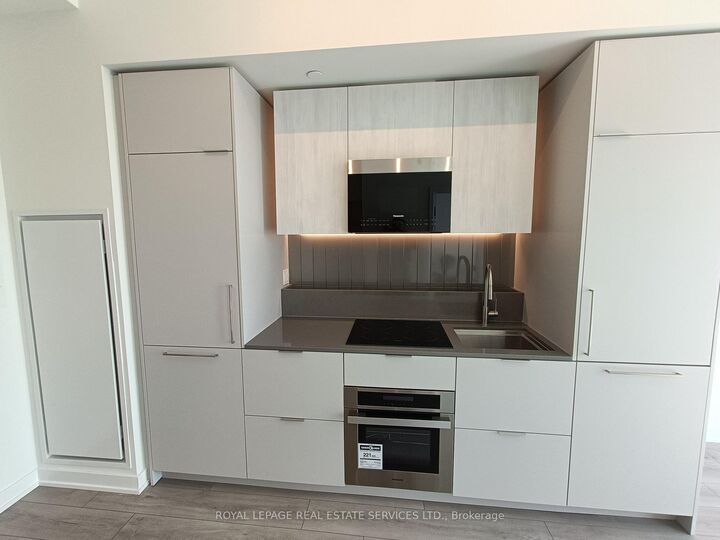 Property Photo:  1 Fairview Road E 3210  ON L5A 4C6 