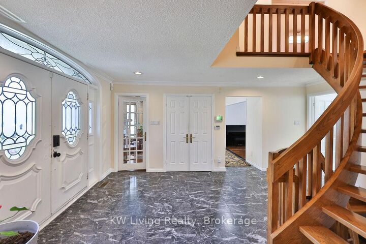 Property Photo: 1070 Geran Crescent ON L5H 4A6