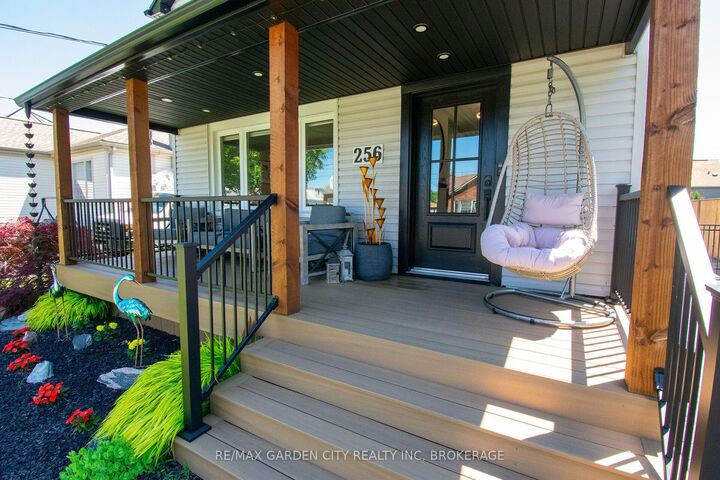 Property Photo: 256 Scholfield Avenue S ON L3B 1N7