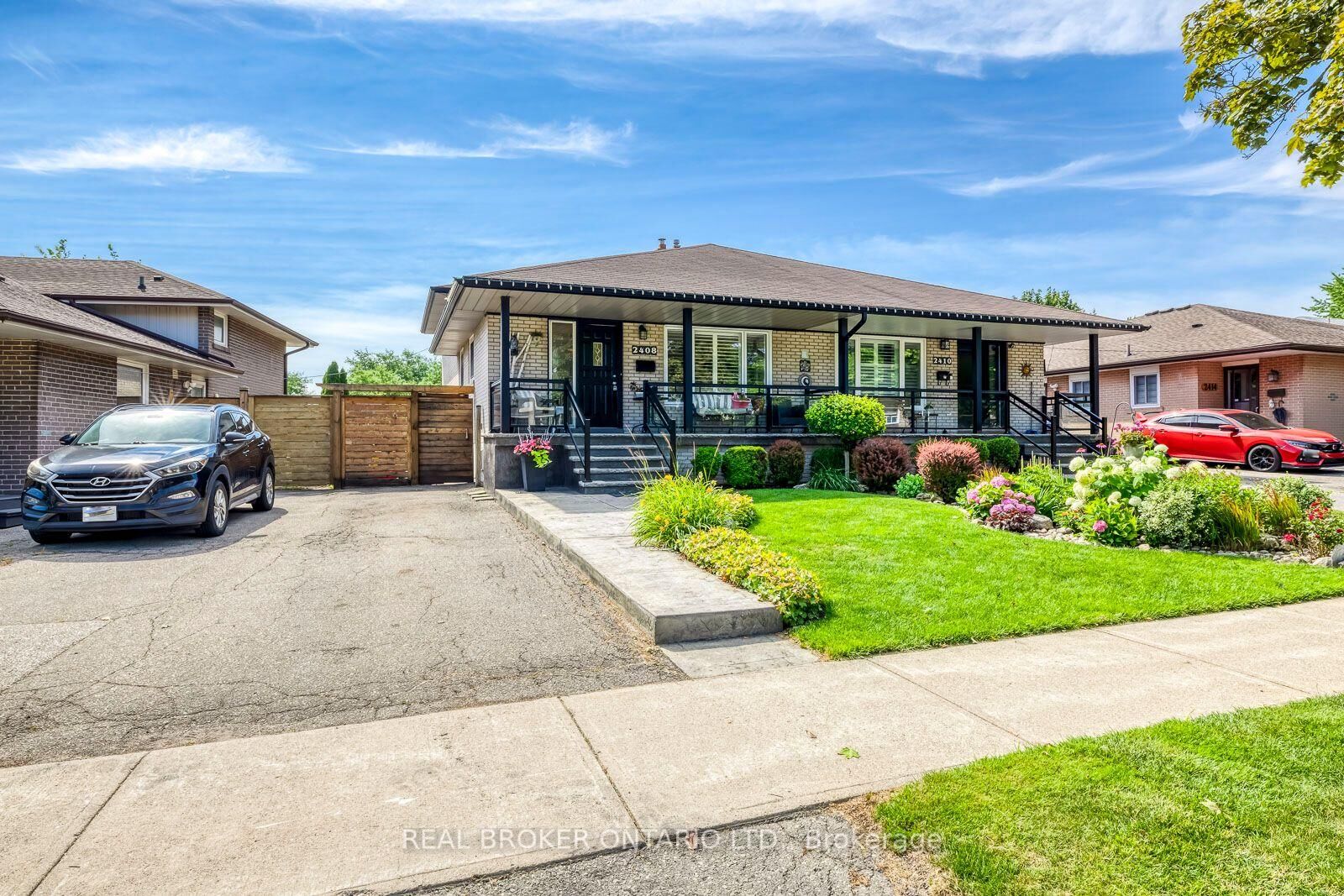Property Photo:  2408 Padstow Crescent  ON L5J 2G4 