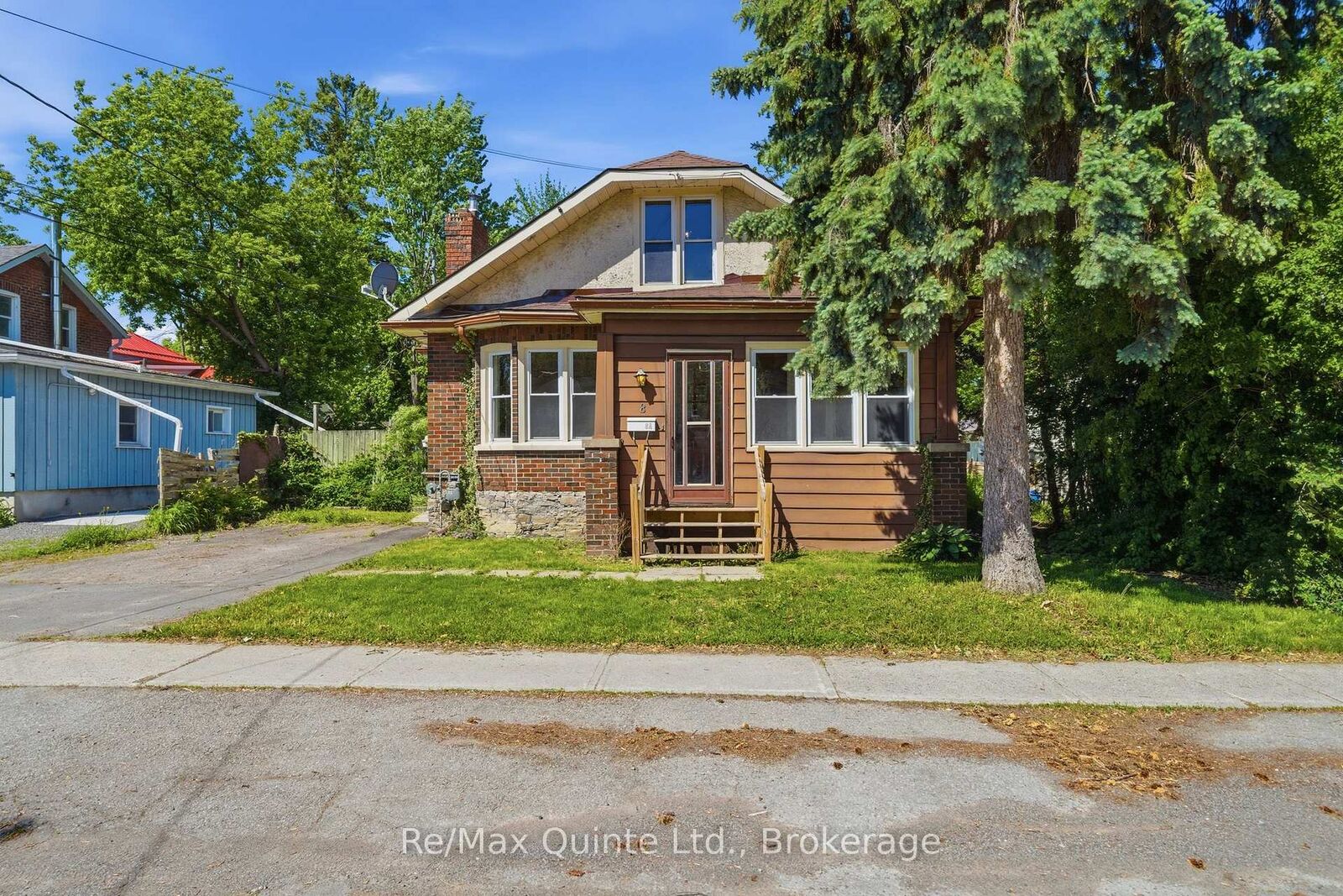 Property Photo: 8 Dunbar Street ON K8P 3R5