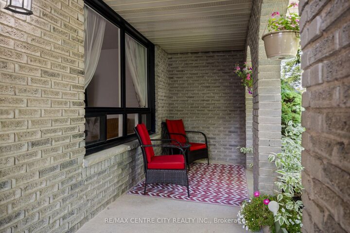 Property Photo:  684 Macyoung Drive  ON N2Z 1S9 