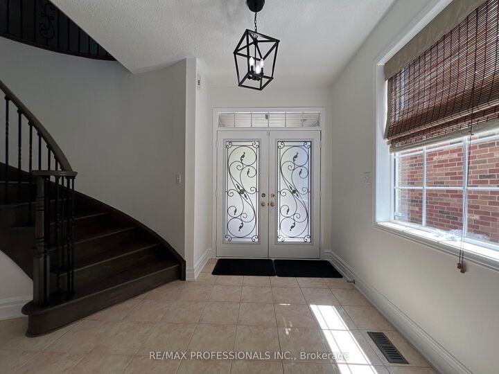 Property Photo: 3895 Henrietta Way ON L5M 7Y4